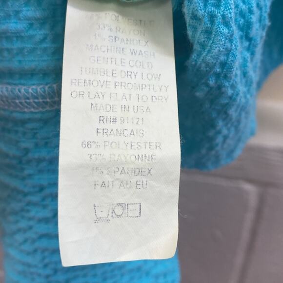 Sno Skins women’s size small turquoise slip on top - Picture 3 of 4